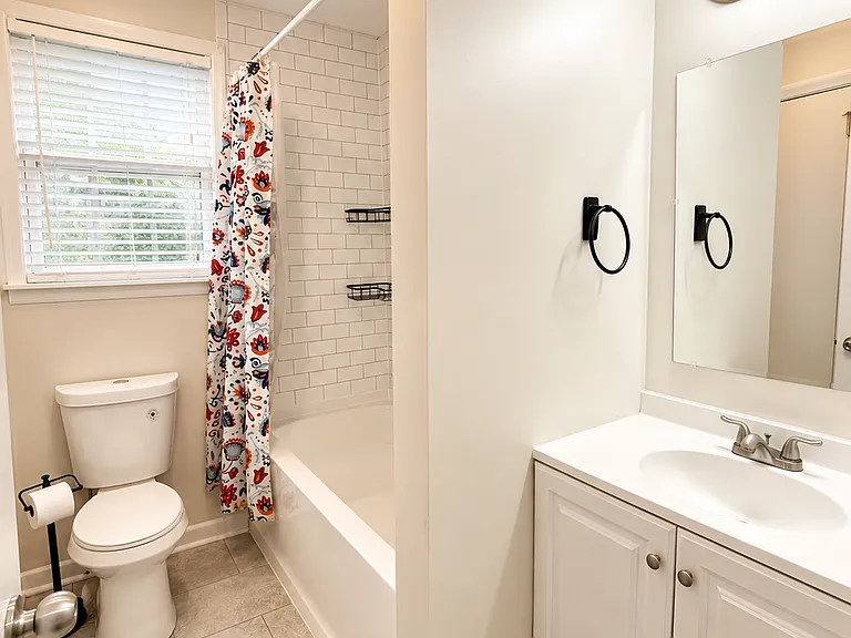 558 Roosevelt Ave — Photo 20