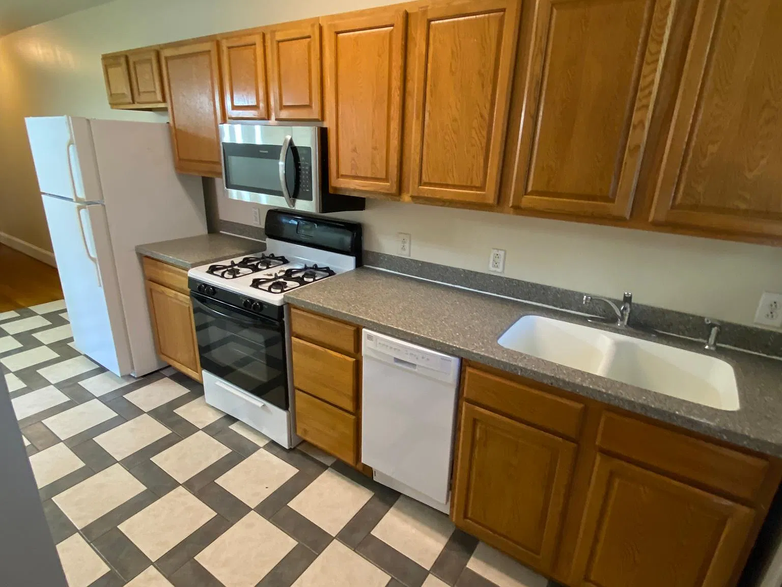 2 bed, 980 sqft, $1,895 — Photo 2