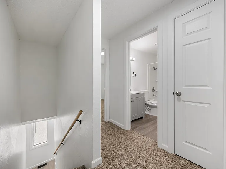 1345 N Devon Ave — Photo 15