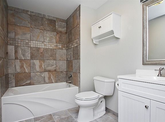 4th image of 136 Sunnyside Pl APT A
