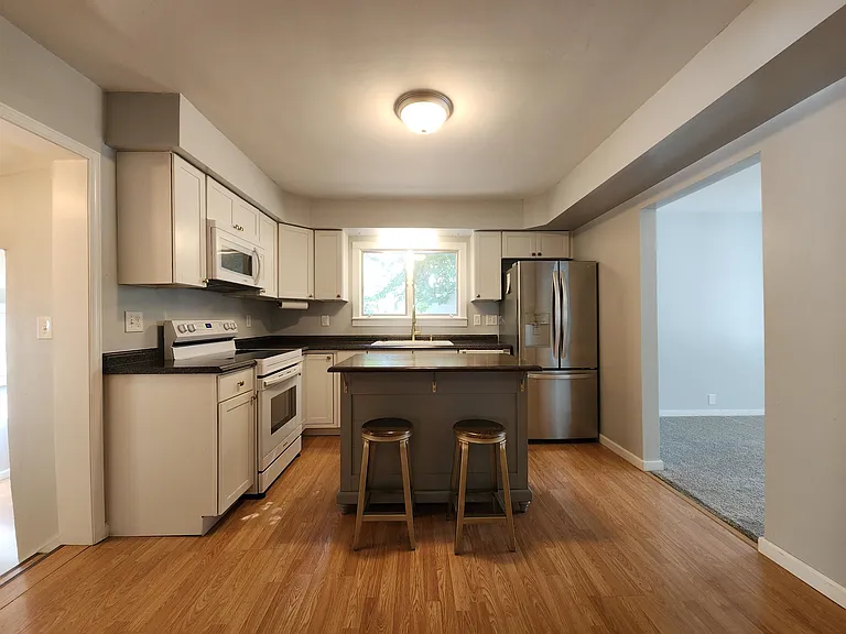 1210 W Union St — Photo 5