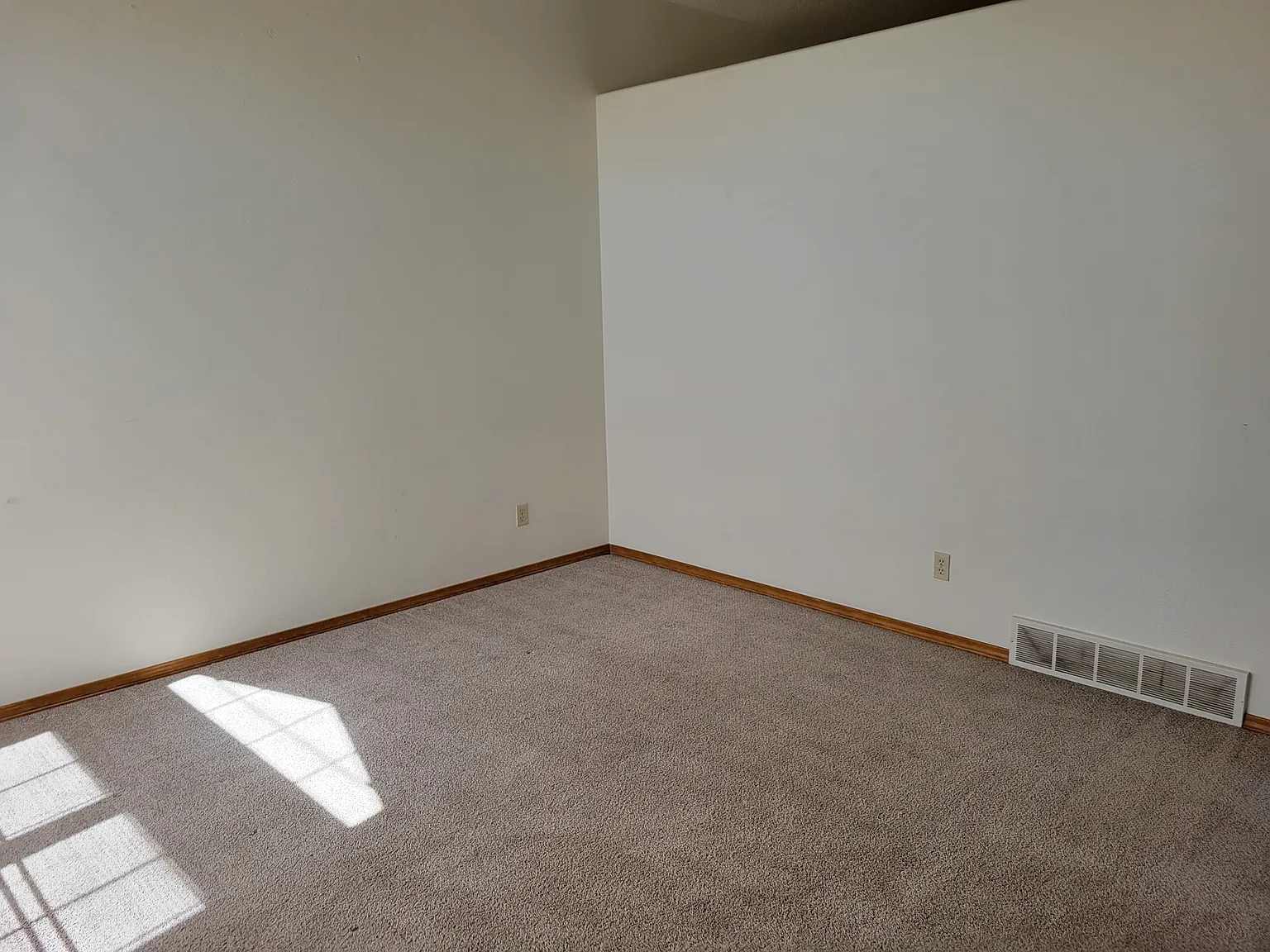 3 bed, 2.5 bath, 2591 sqft, $2,200 — Photo 2