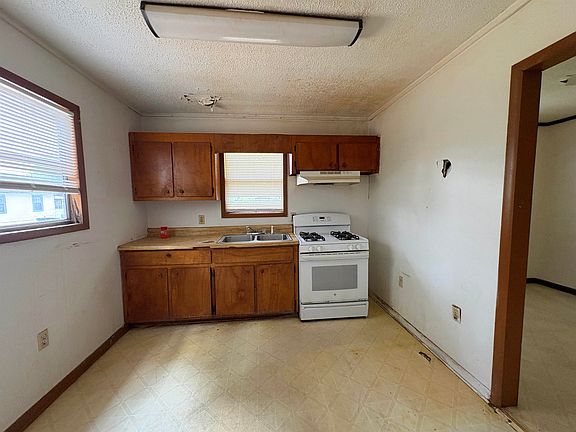 2nd image of 410 Lincoln St