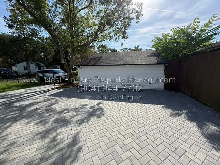 1309 Macarthur St — Photo 27