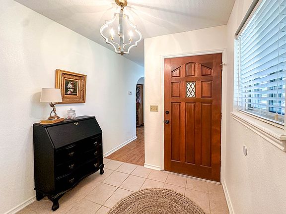 5th image of 903 SW 9th St