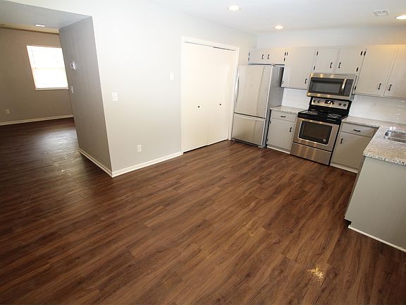 4th image of 705 E 1st St