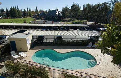Hillcrest Court Apartments — Photo 5
