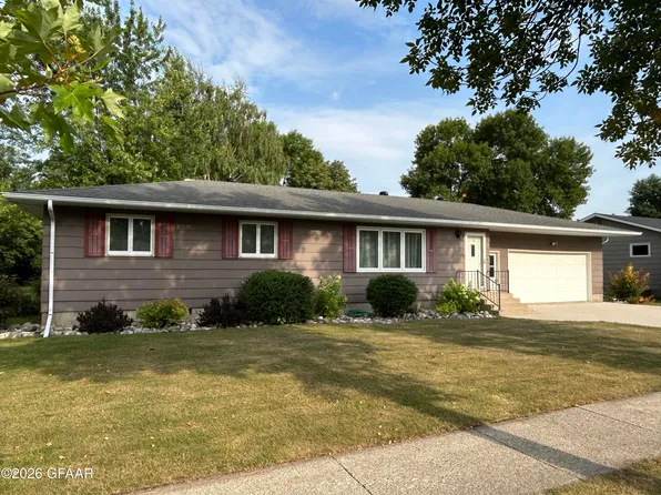 1416 Dogwood Ave, Grafton, ND 58237