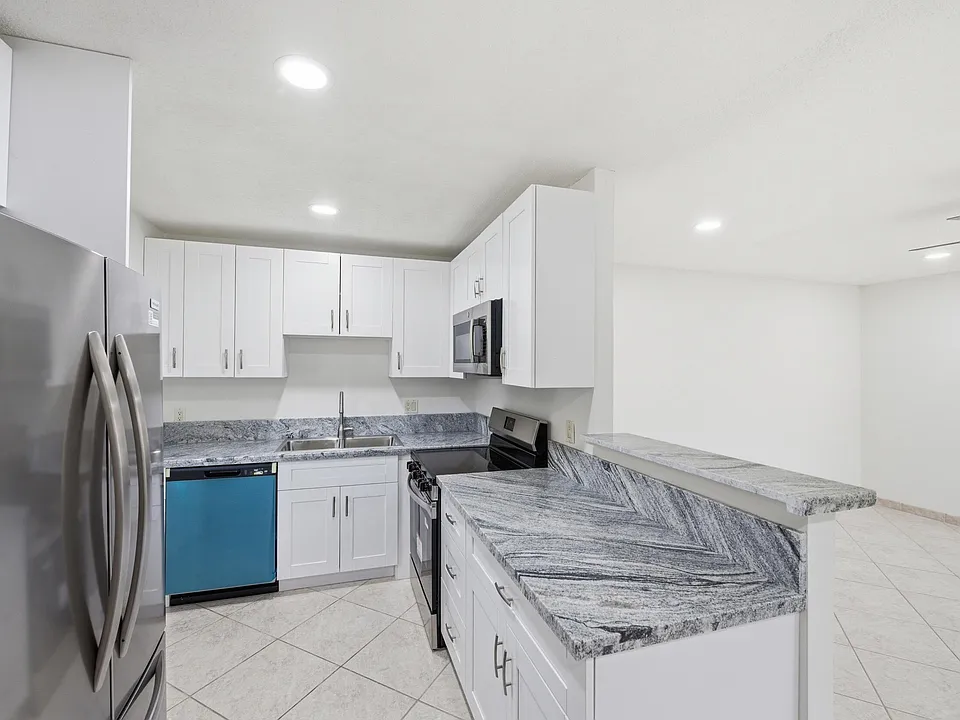 28 Seville Dr #B