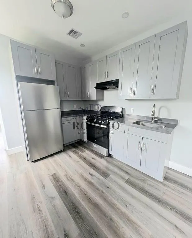 4 bed, 2.0 bath, 900 sqft, $2,450 — Photo 1