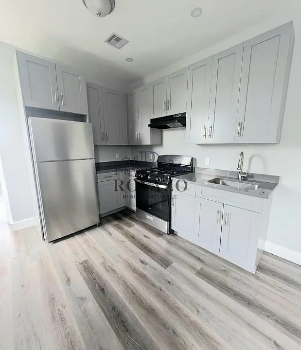186 Hawthorne Ave #2LC