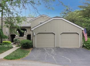 228 Hickory Ln APT D, Lake Barrington, IL