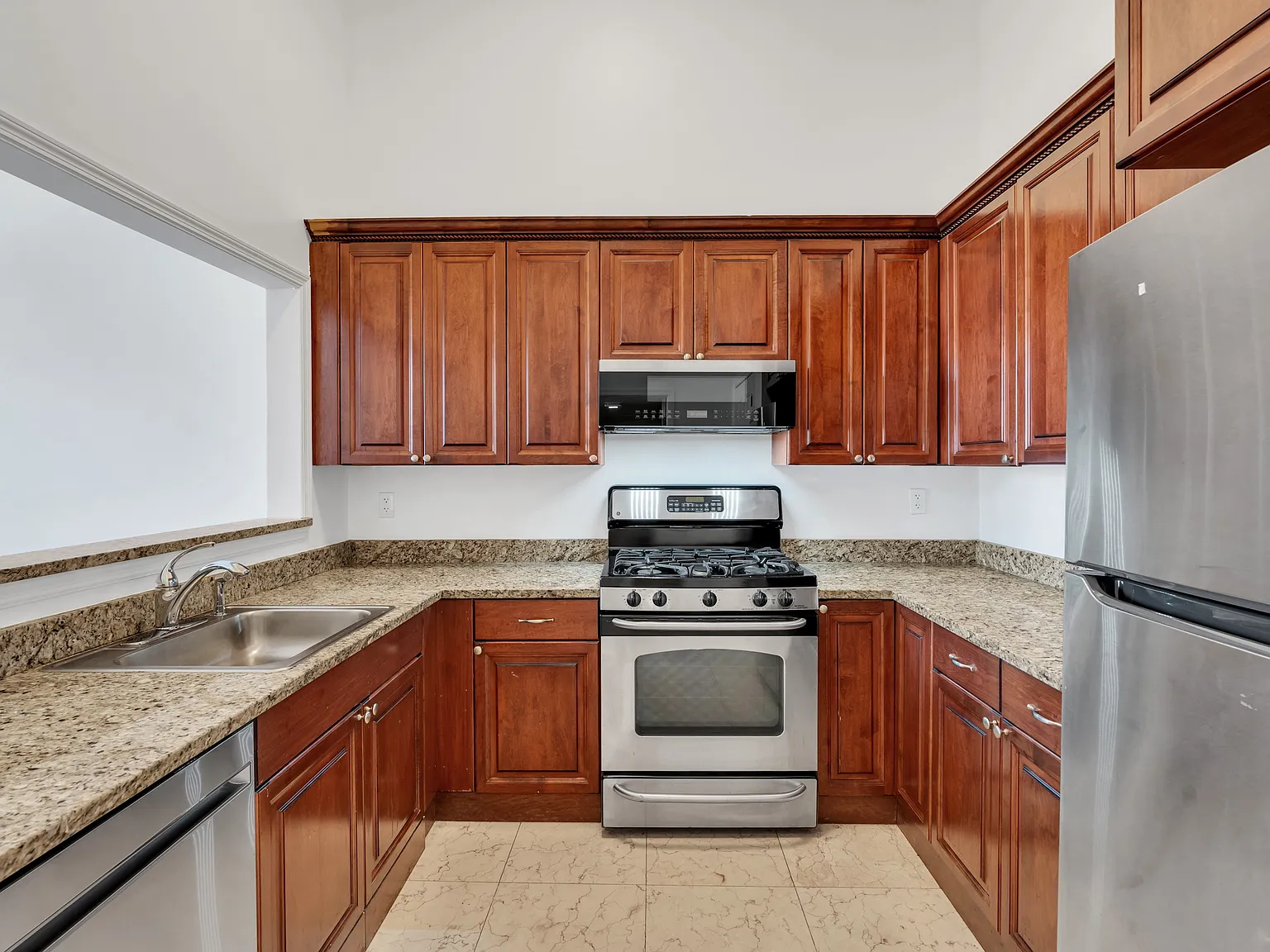 844 Grand Ave — Photo 1