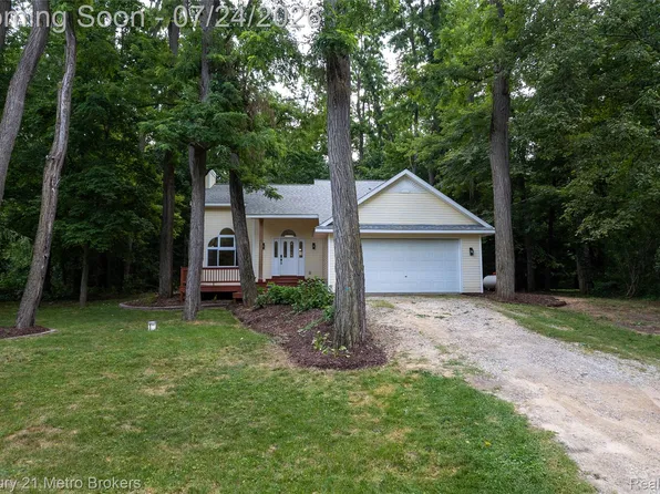 15117 Locust Grove Dr, Byron, MI 48418
