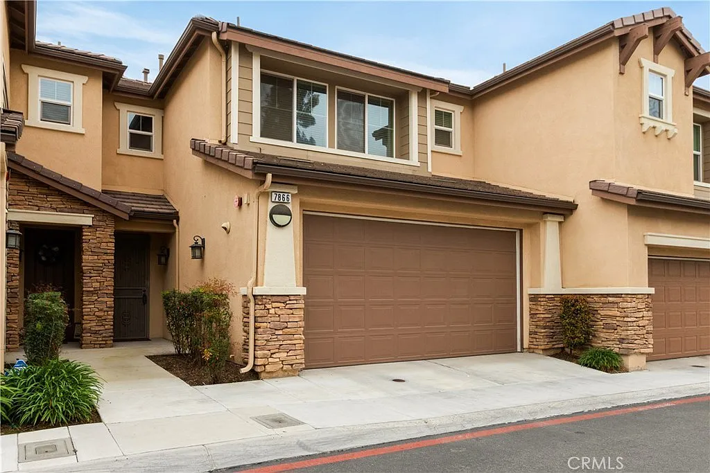 3 bed, 2.5 bath, 1456 sqft, $3,200 — Photo 1