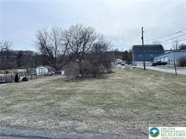 7763 Center St, Slatington, PA 18080