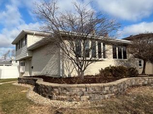 5620 W 99th St, Oak Lawn, IL