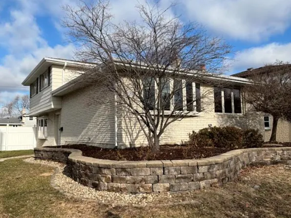 5620 W 99th St, Oak Lawn, IL 60453