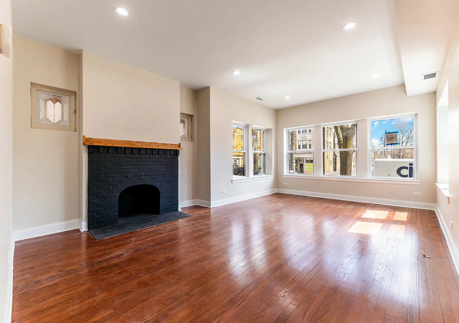 2 bed, 1100 sqft, $2,400 — Photo 2