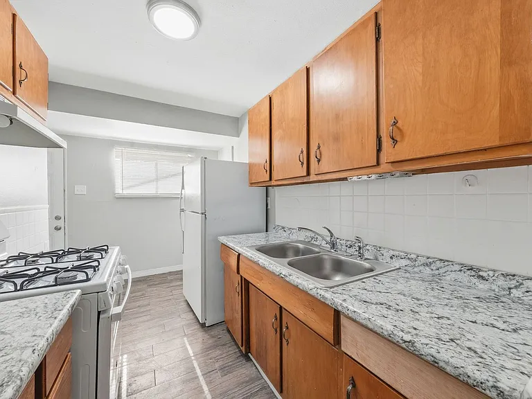 10700 Spring Garden Dr — Photo 19