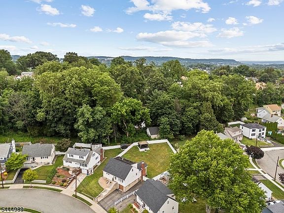 3rd image of 79 Susan Ct