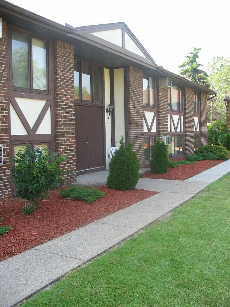 Tudor Heights Apartments — Photo 2
