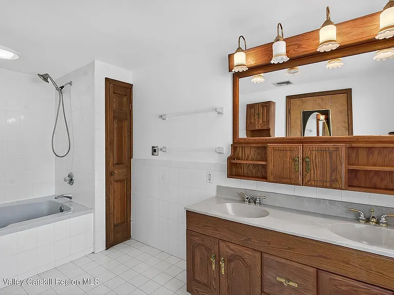 131 Barbarossa Ln — Photo 16