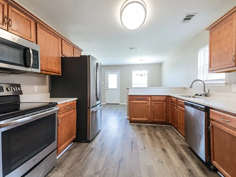 1107 Caroline Dr — Photo 9