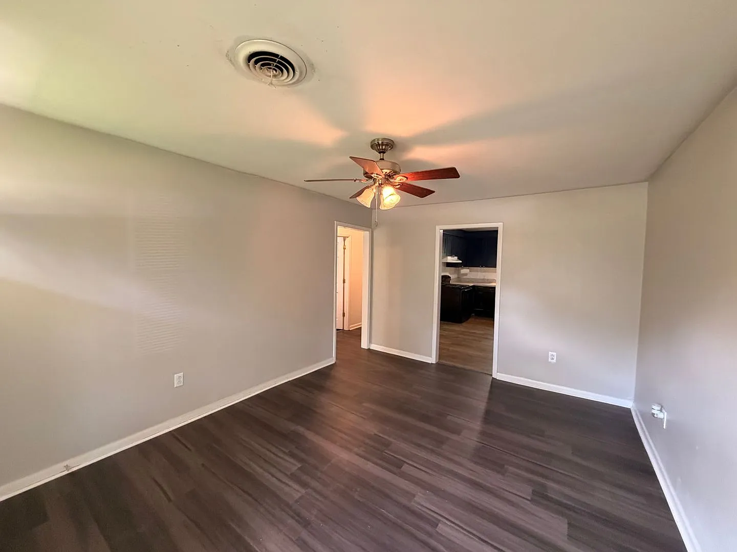 Nice 2 BR/1 Bath Duplex - Covered Parking & Large Backyard — Photo 3