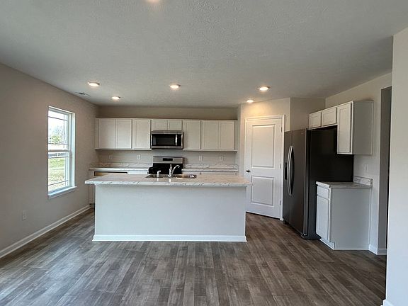5th image of 24482 Kercheval St