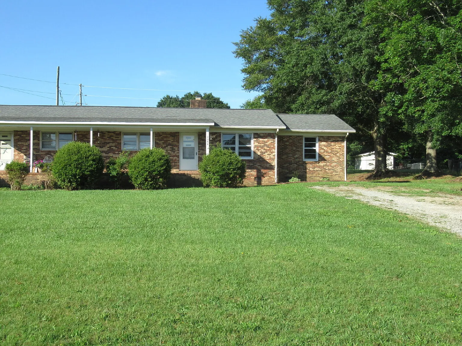 3 bed, 2.0 bath, 1324 sqft, $1,400 — Photo 2