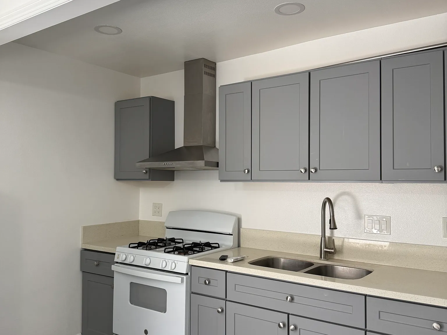 2 bed, 800 sqft, $2,100 — Photo 2