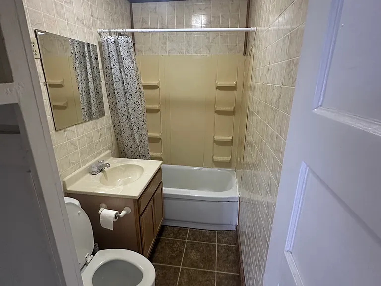 226 W 7th St #5 — Photo 3