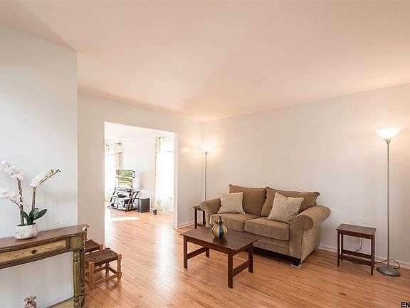 4th image of 27 Stony Brook Dr