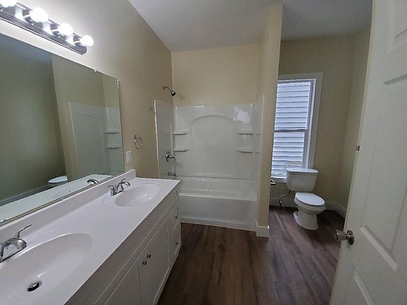 3rd image of 28 Syracuse St Floor 1