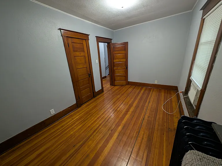622 W 10th St #2 — Photo 5