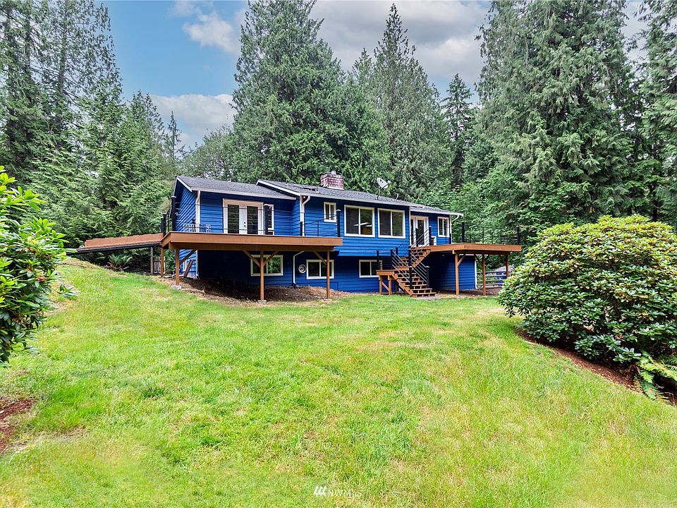 Large, spacious backyard. Fenced for Pets.>