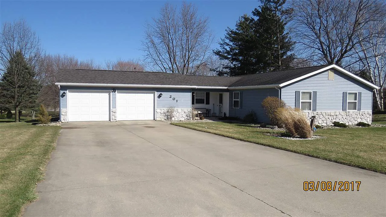 201 Hillcrest Dr photo 1