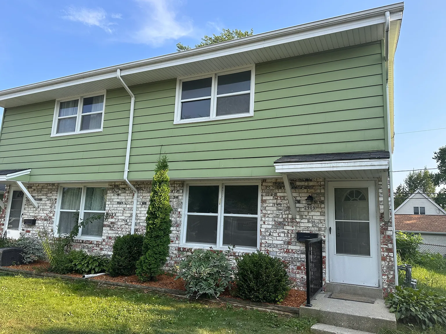 3 bed, 1.5 bath, 1400 sqft, $2,400 — Photo 2