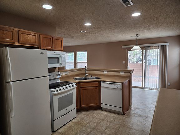 4th image of 10808 Arguello Trl NE