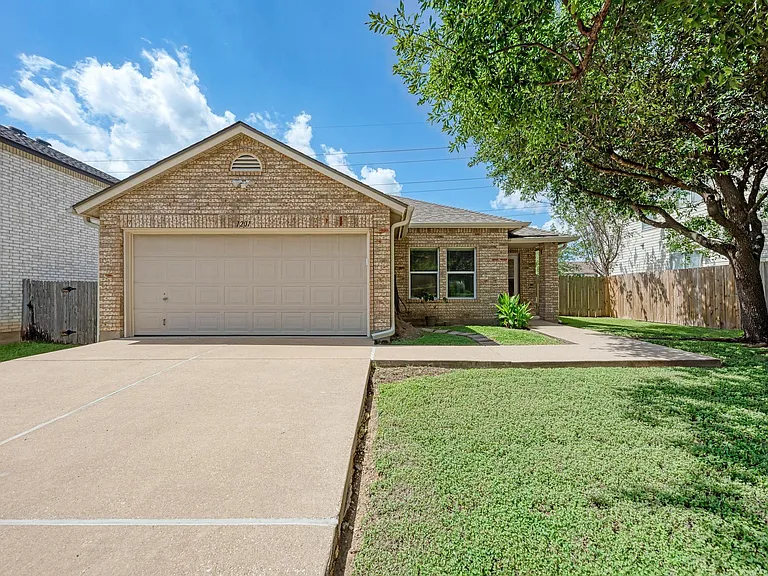1201 Sheltie Ln — Photo 2