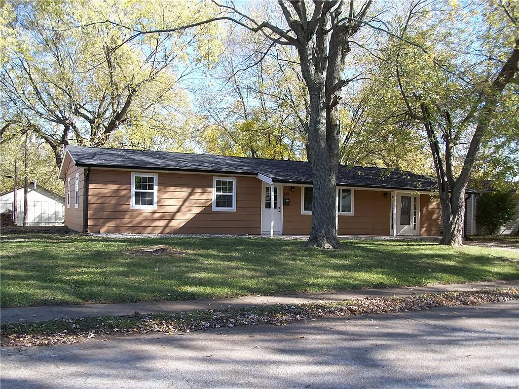 841 Highland Dr photo 1
