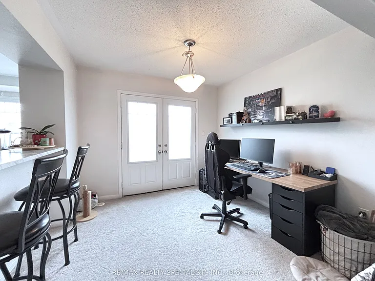 230 Mortimer Cres — Photo 5
