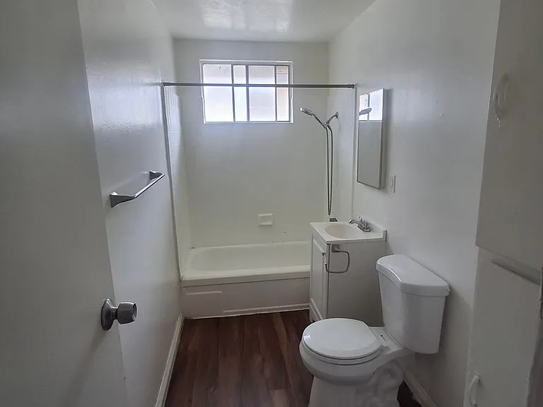 3933-3943 La Rica Avenue — Photo 11