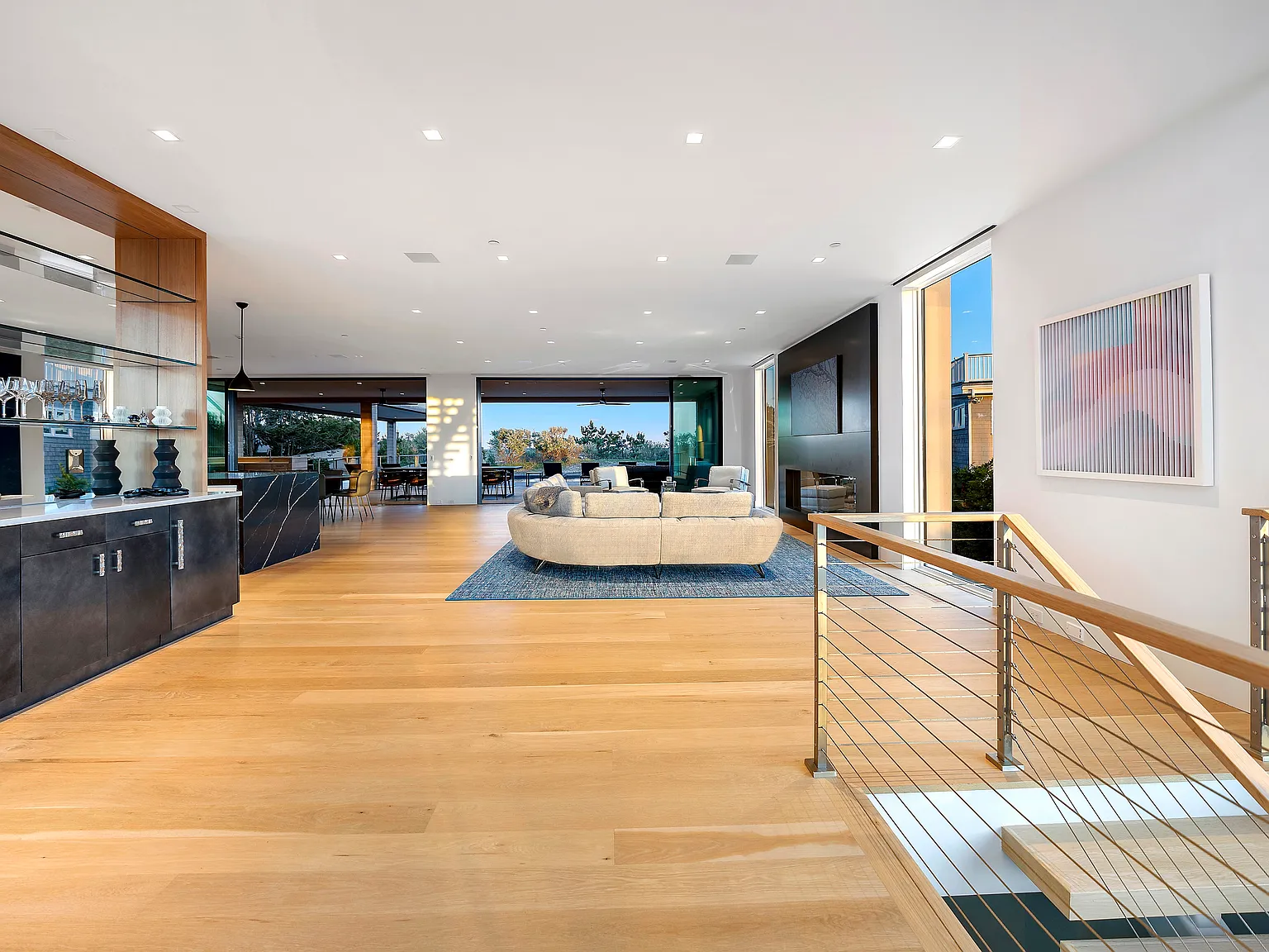 Deluxe Dune Road Oceanfront — Photo 4
