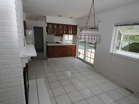 3rd image of 917 Tudor Dr