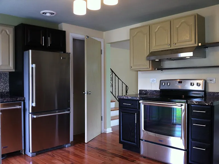 100 Hillgrove Ave #102 — Photo 4