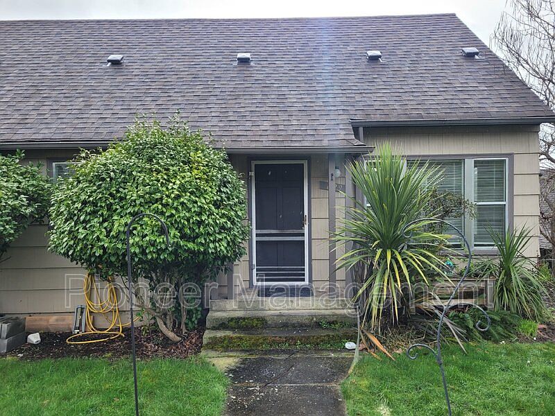 1st image of 629 NE Winchester St