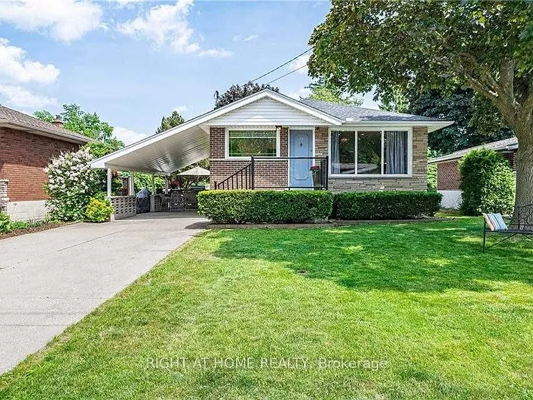 118 Briarwood Cres — Photo 1