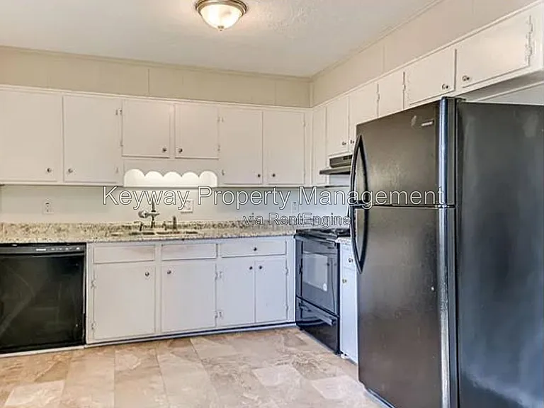 2204 Sandra Ct — Photo 5
